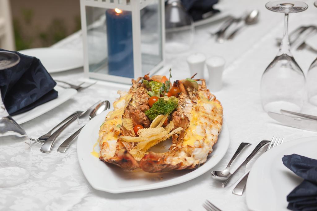 Rixos Alamein - Full Board Plus Ελ Αλαμέιν Εξωτερικό φωτογραφία A lobster prepared in the New England style